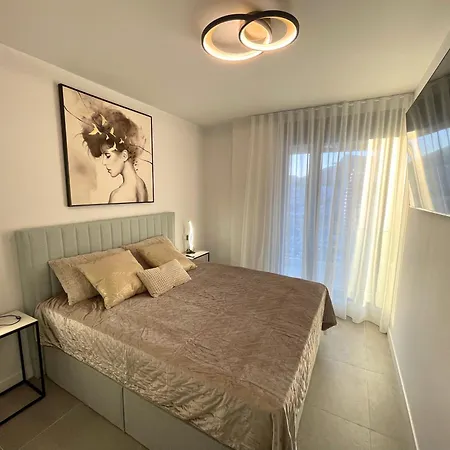 Modern 3-bedroom With Padel And Pool Access דירה *
