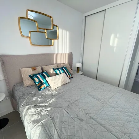 דירה Modern 3-bedroom With Padel And Pool Access