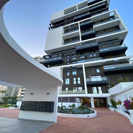דירה Modern 3-bedroom With Padel And Pool Access *