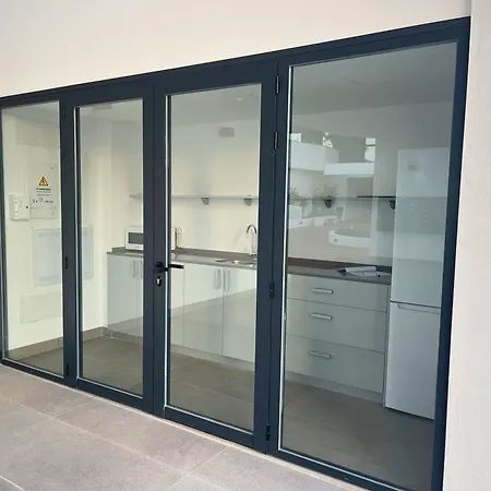 Modern 3-bedroom With Padel And Pool Access דירה