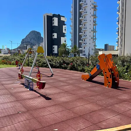 דירה Modern 3-bedroom With Padel And Pool Access