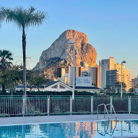 Modern 3-bedroom With Padel And Pool Access דירה