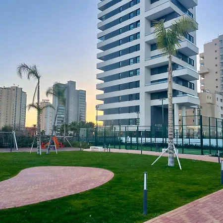 Modern 3-bedroom With Padel And Pool Access דירה *