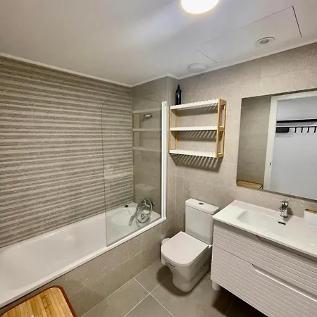 Modern 3-bedroom With Padel And Pool Access דירה קלפה